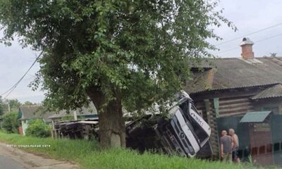 Многотонный грузовик опрокинулся на жилой дом под Ростовом Великим
