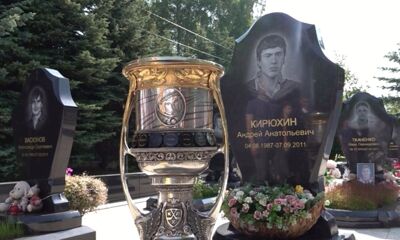 Нападающий ярославского «Локомотива» привез Кубок Гагарина на Леонтьевское кладбище
