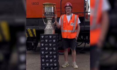 Форвард ярославского «Локомотива» выставил Кубок Гагарина в своем дворе