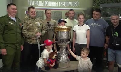 Хоккеист «Локомотива» Даниил Тесанов привез Кубок Гагарина к ветеранам СВО