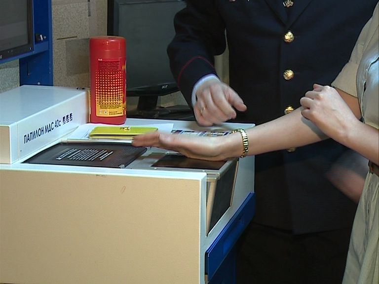 С сентября для получения шенгенской визы потребуются отпечатки всех пальцев