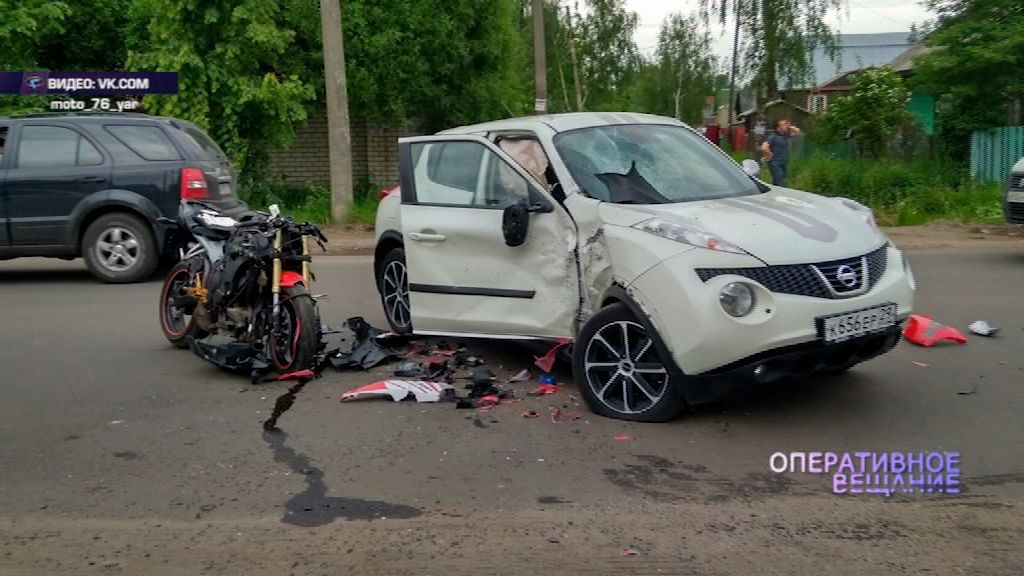 В Ярославле на улице Мельничной в «Ниссан» влетел мотоциклист