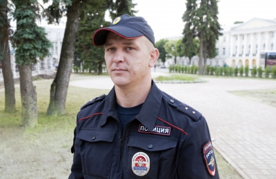 Полицейские сняли с Октябрьского моста мужчину