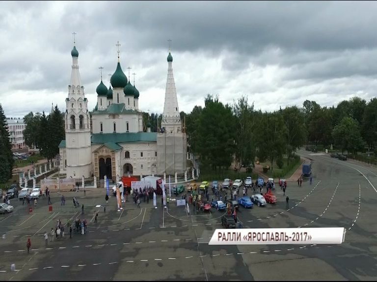Более двух десятков ретро-машин вышли на старт ралли старинных авто
