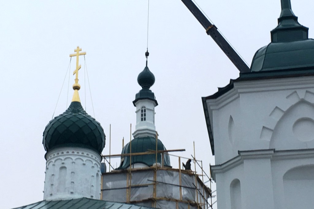 ФОТО: на колокольне Кирилло-Афанасиевского мужского монастыря установили купол