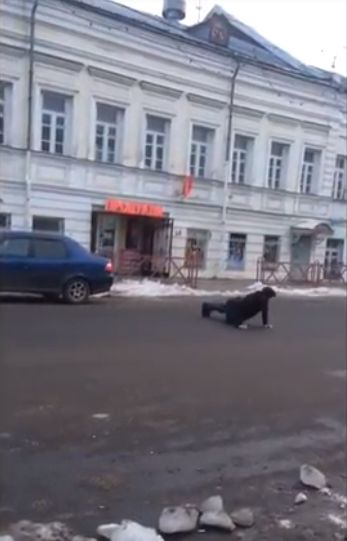 ВИДЕО: отчаянный спортсмен чуть не попал под колеса, отжимаясь на проезжей части