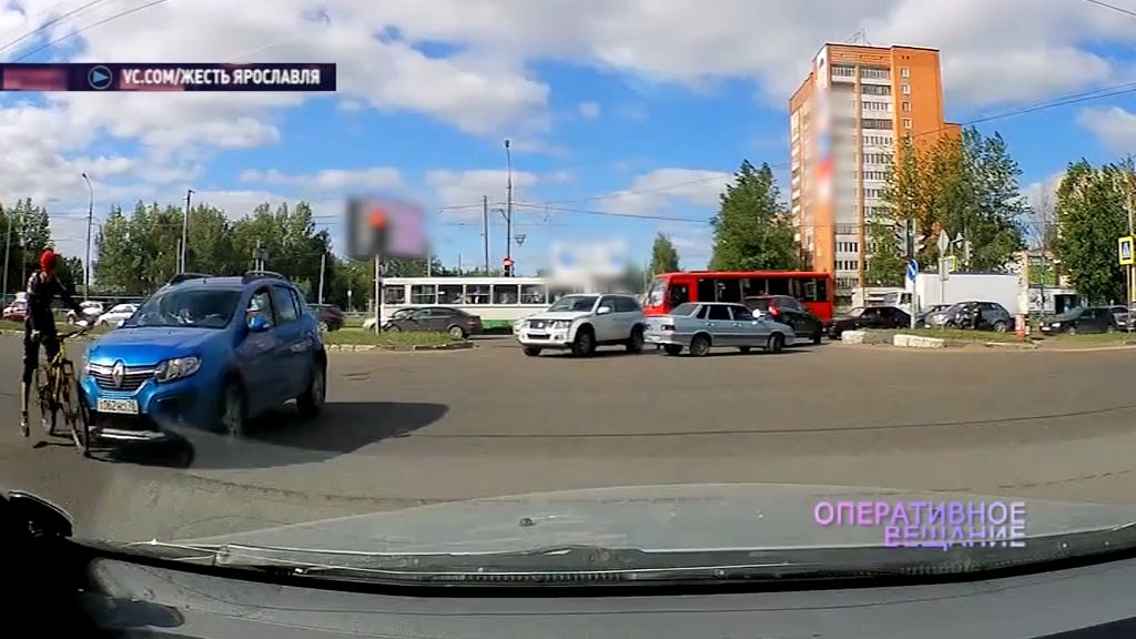 В Дзержинском районе под колеса иномарки попал велосипедист