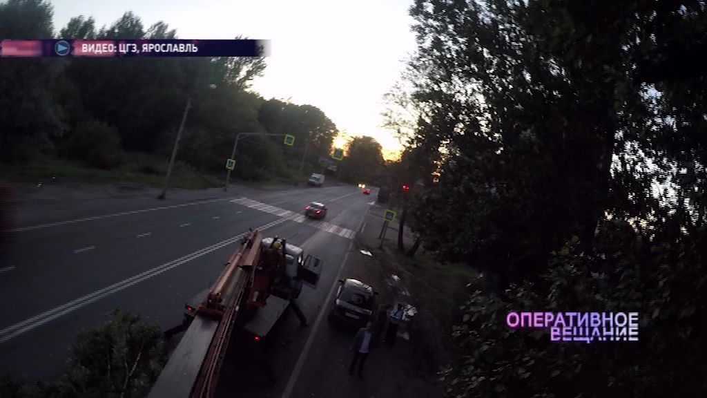 Ствол огромного дерева придавил фуру
