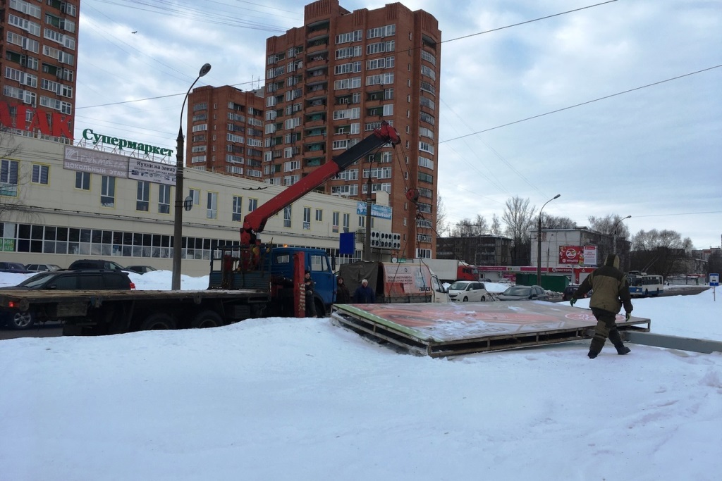 В нескольких районах Ярославля разобрали незаконные рекламные конструкции