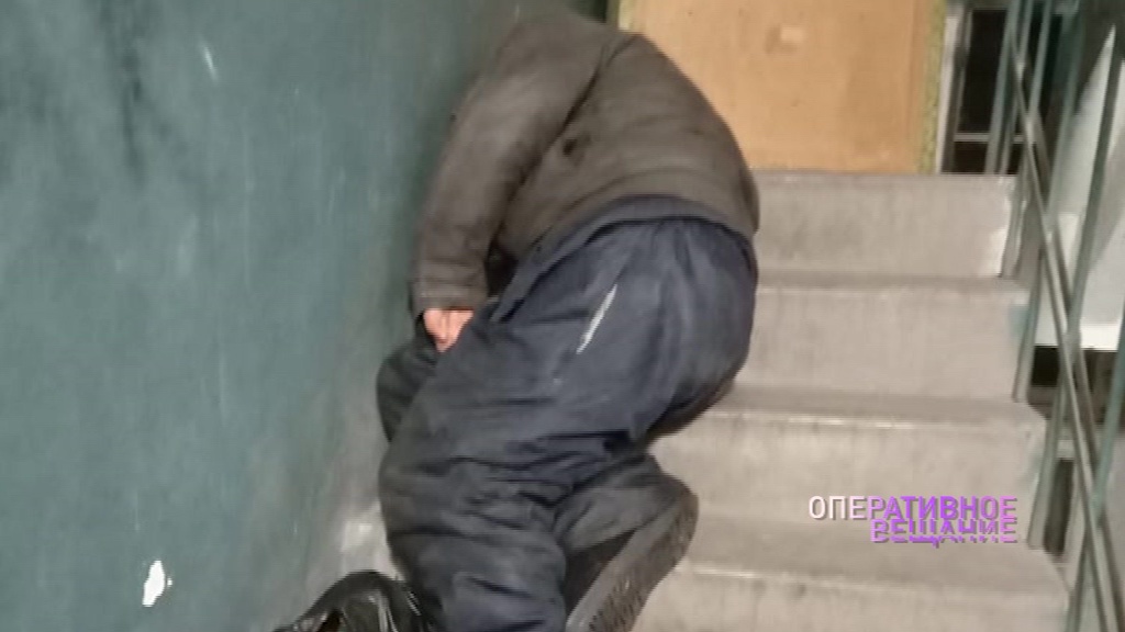 Жильцы ярославского дома не могут избавиться от бездомного мужчины в подъезде