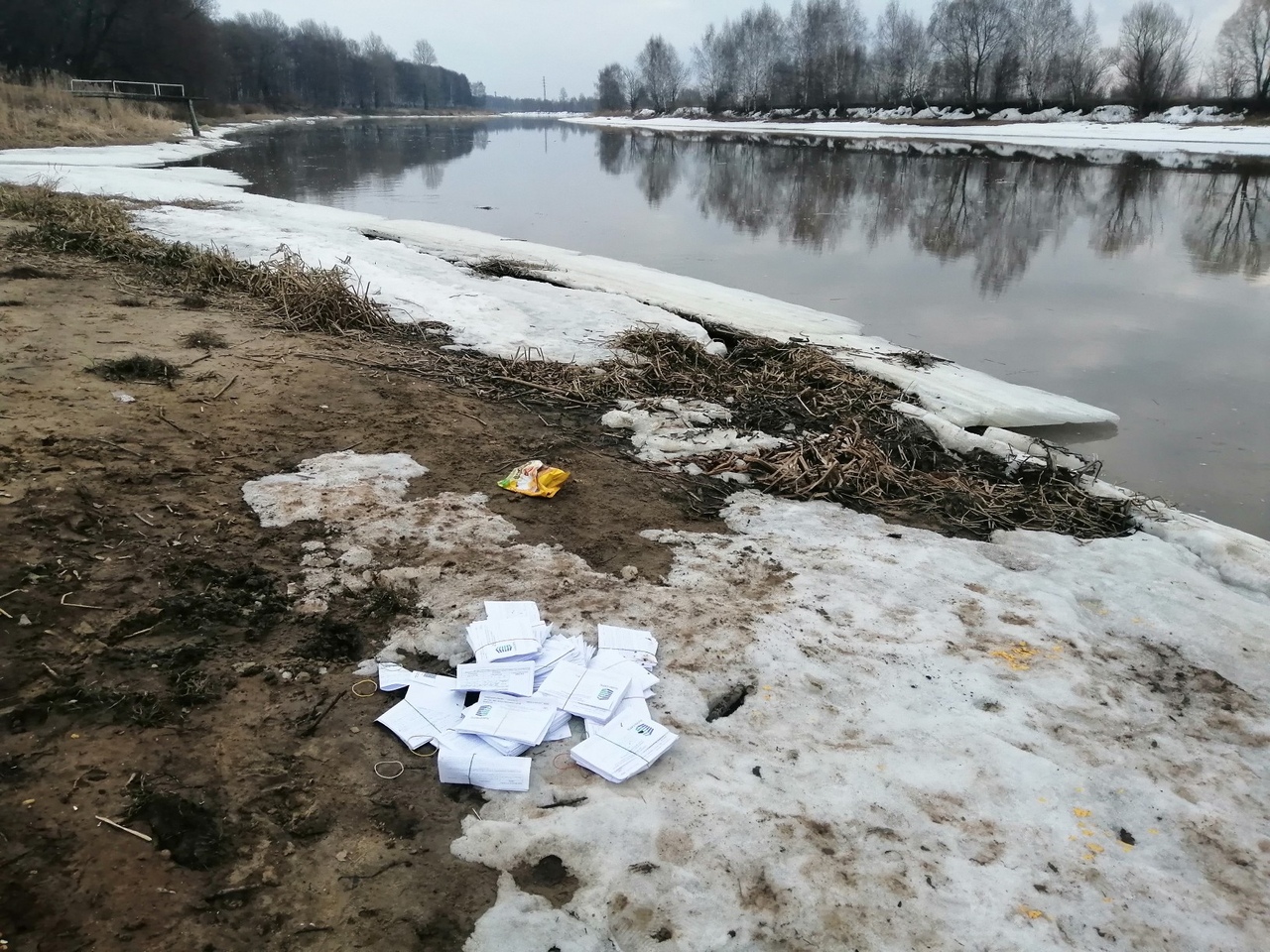 В «ЯрОбл ЕИРЦ» объяснили появление платежек на берегу реки