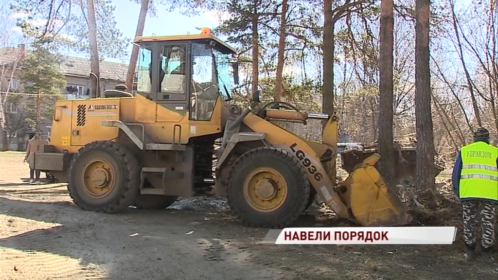 Жители Заволги совместно с управдомом убрали бесхозную территорию
