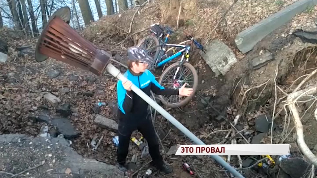 Велосипедист провалился в огромную яму на пешеходной дорожке