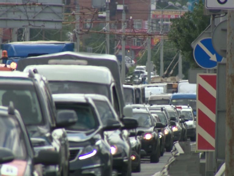 На улице Чайковского временно запретят парковаться