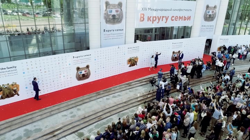 Красная дорожка со звездами и концерт группы «Сплин»: в Ярославле открыли международный кинофестиваль