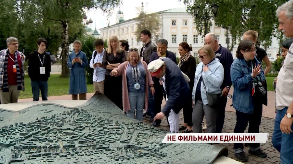 В самом центре Ярославля высадился внушительный режиссеро-актерский десант