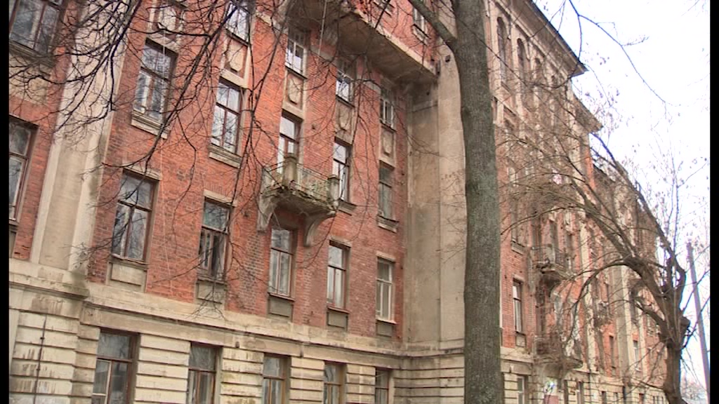 Дмитрий Миронов взял под личный контроль расселение аварийного дома в Красном Профинтерне