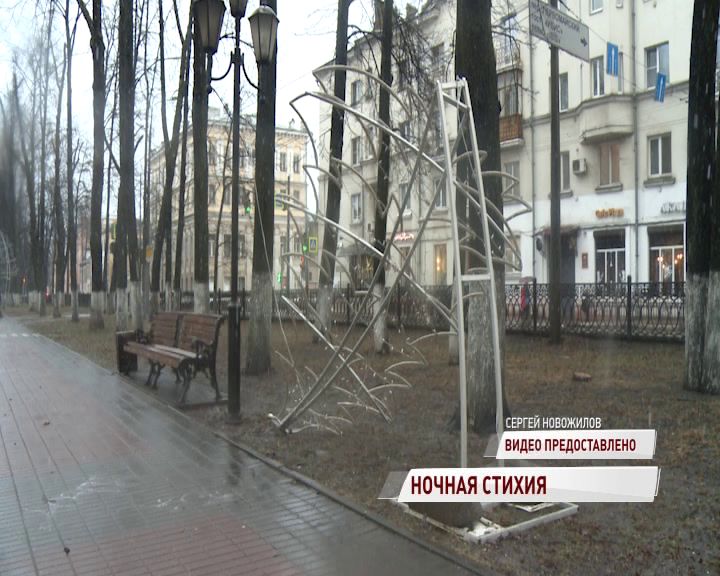На Первомайском бульваре от ветра рухнула новогодняя елка