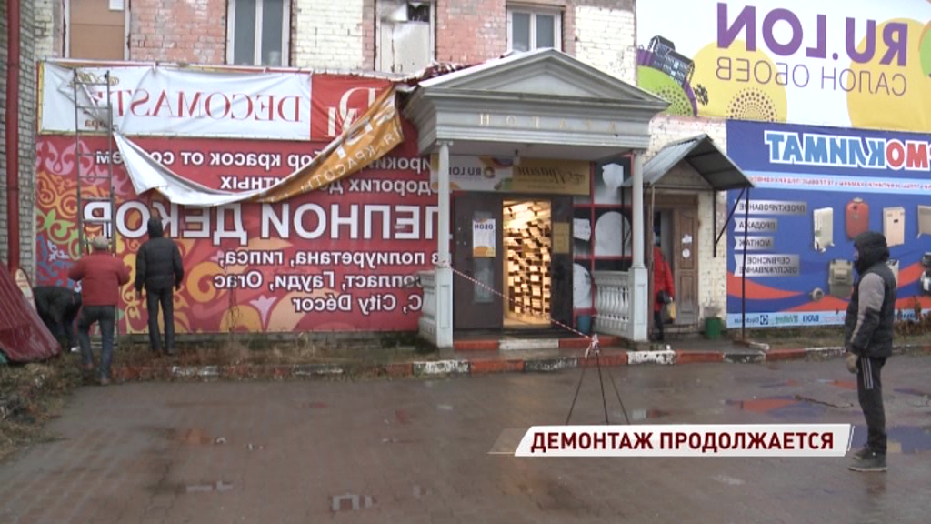 На Вспольинском поле демонтировали незаконную рекламу