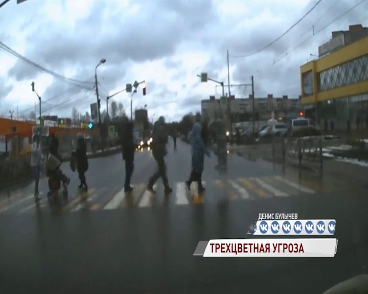 ВИДЕО: на Труфанова светофор едва не пробил голову женщине