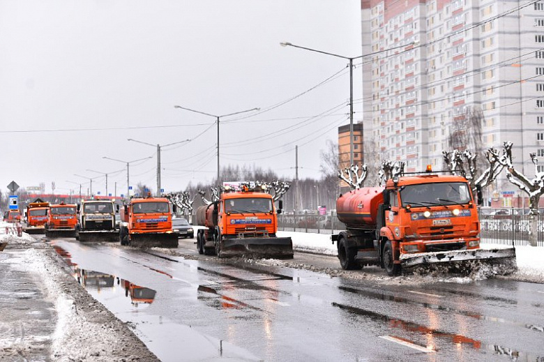 На уборку Ярославля после снегопада вышли 250 спецмашин