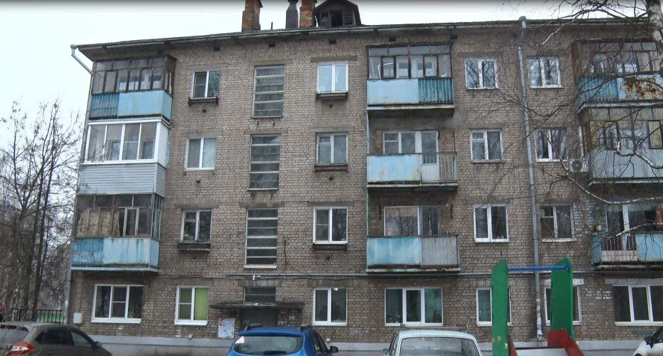 Вышел, попал к соседу снизу: в ярославском доме разваливаются балконы