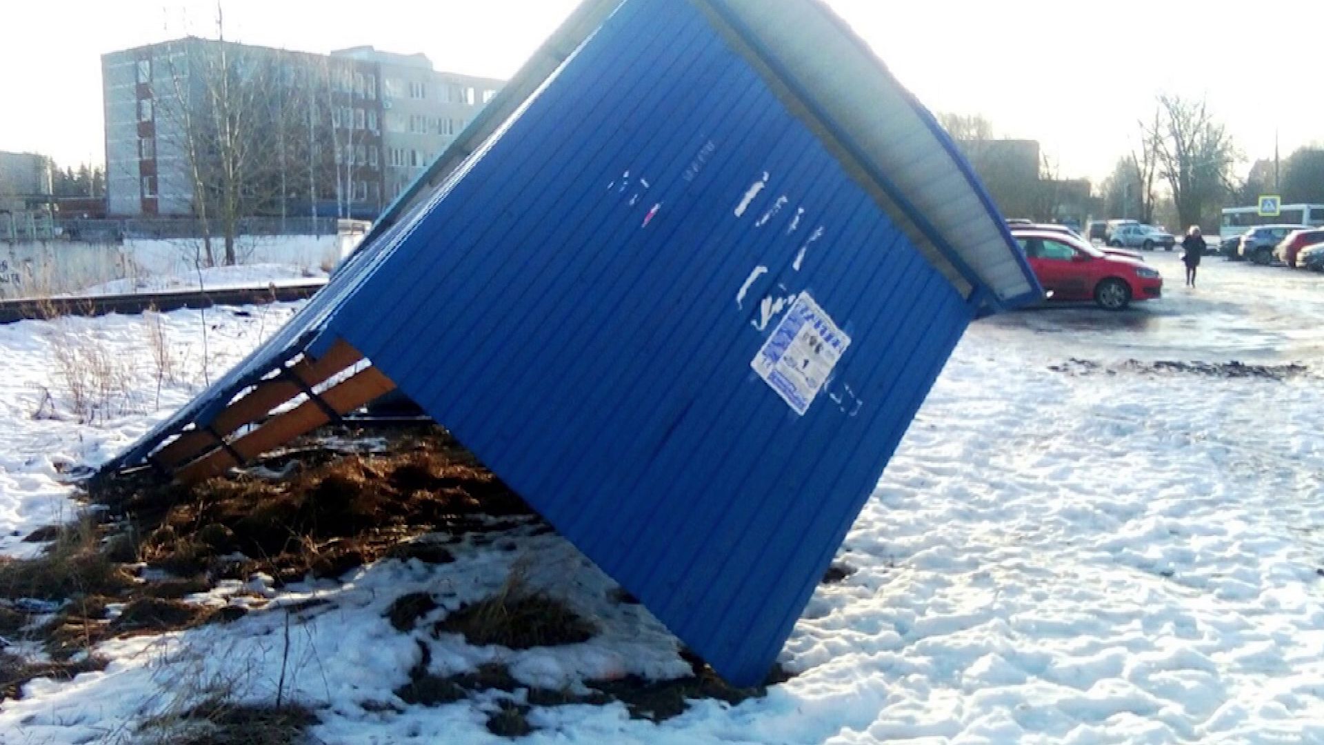 Сильный ветер снес остановку в Дядьково
