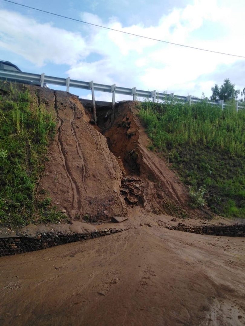 В Некрасовском размыло откос дамбы у моста через Солоницу: недостатки конструкции будет устранять подрядчик