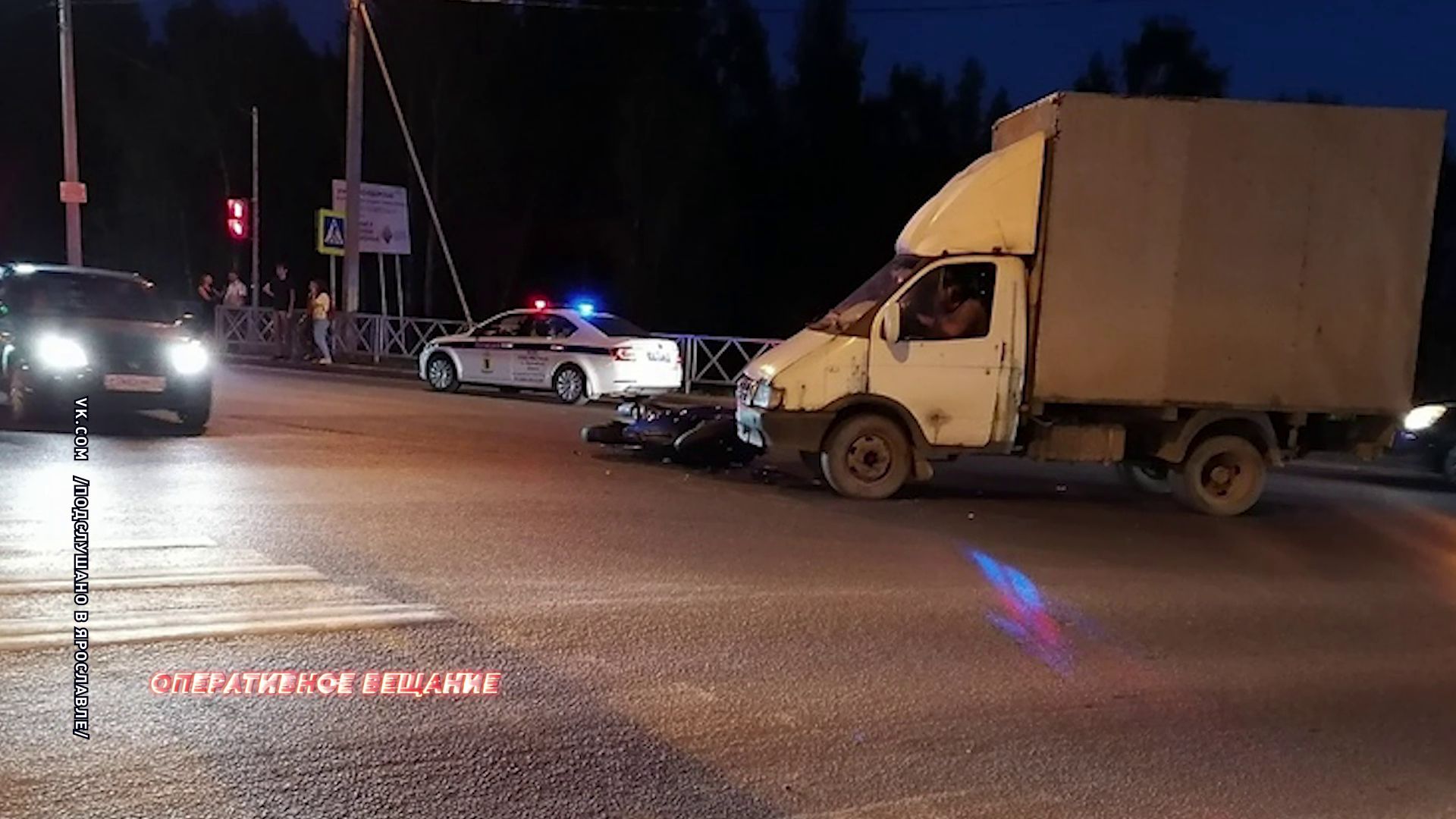 Под колесами небольшого грузовика пострадал мотоциклист