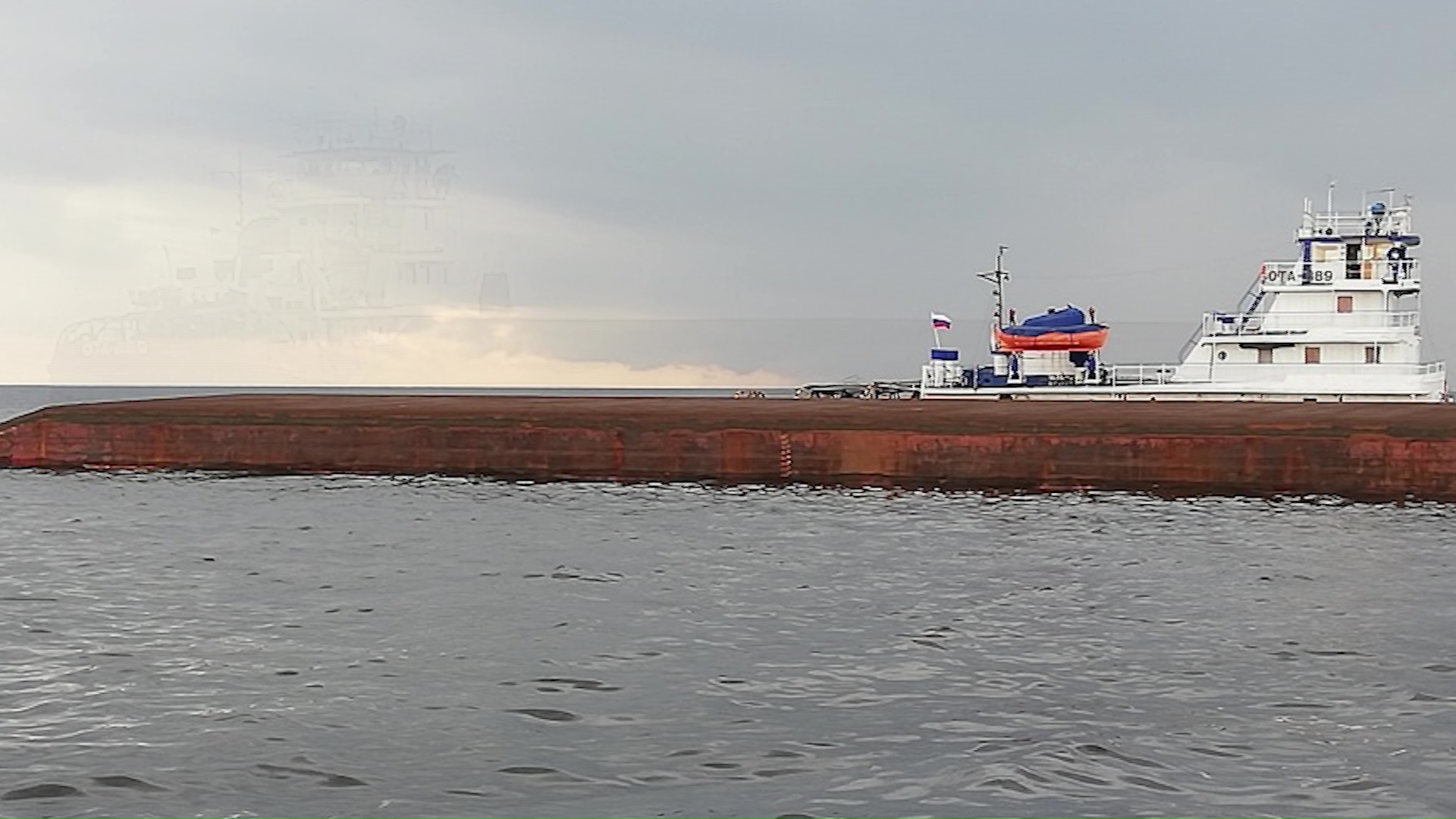 Пропавших членов экипажа перевернувшегося судна будут искать водолазы