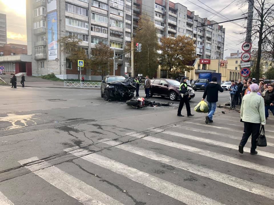 Чудом остался жив: в Рыбинске внедорожник сбил мотоциклиста