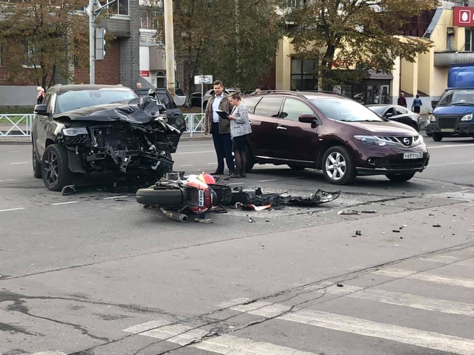 Чудом остался жив: в Рыбинске внедорожник сбил мотоциклиста