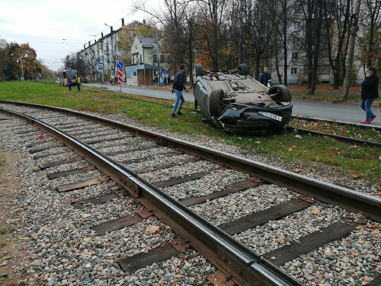 В Ярославле на трамвайном кольце перевернулся легковой автомобиль