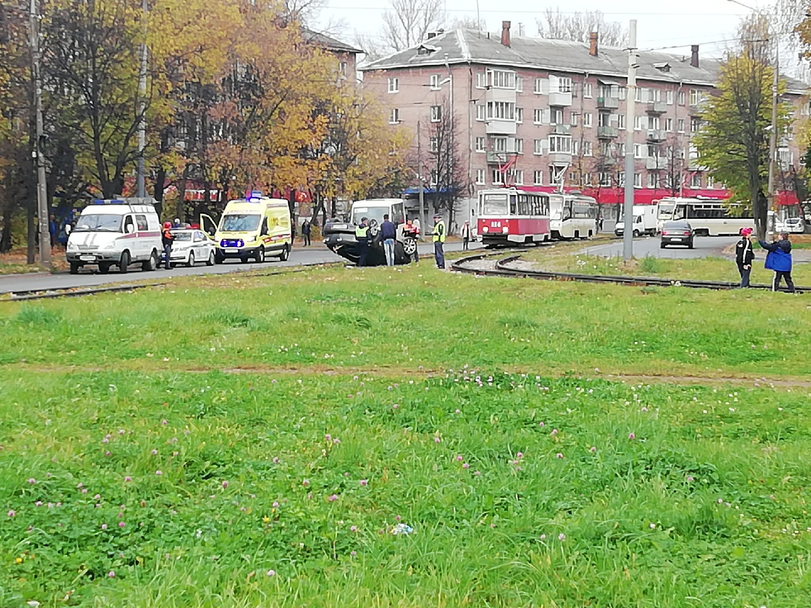 В Ярославле на трамвайном кольце перевернулся легковой автомобиль