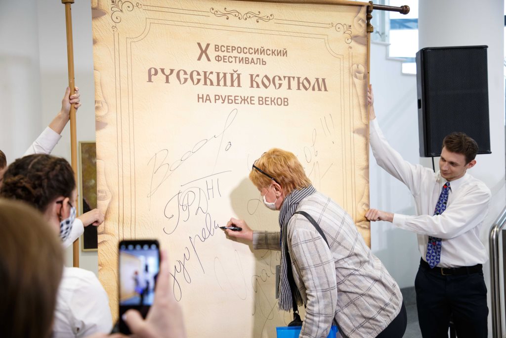 Свыше сотни костюмов и кукол в костюмах: в Ярославле стартовал необычный фестиваль