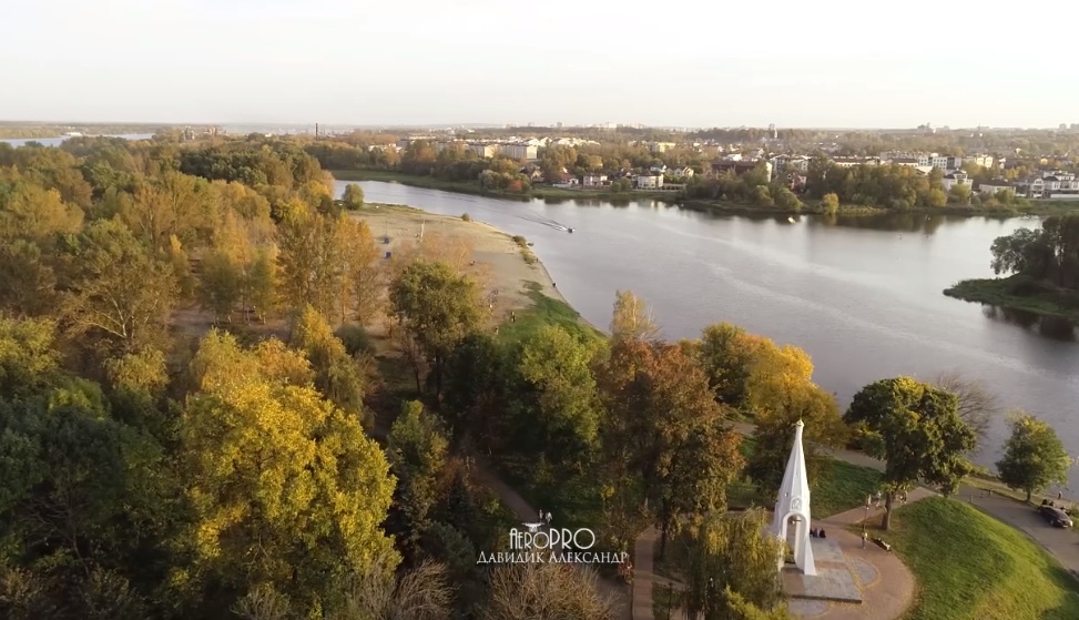 «Самое красочное, теплое и такое подходящее для нашего города время года»: осенний Ярославль показали с воздуха