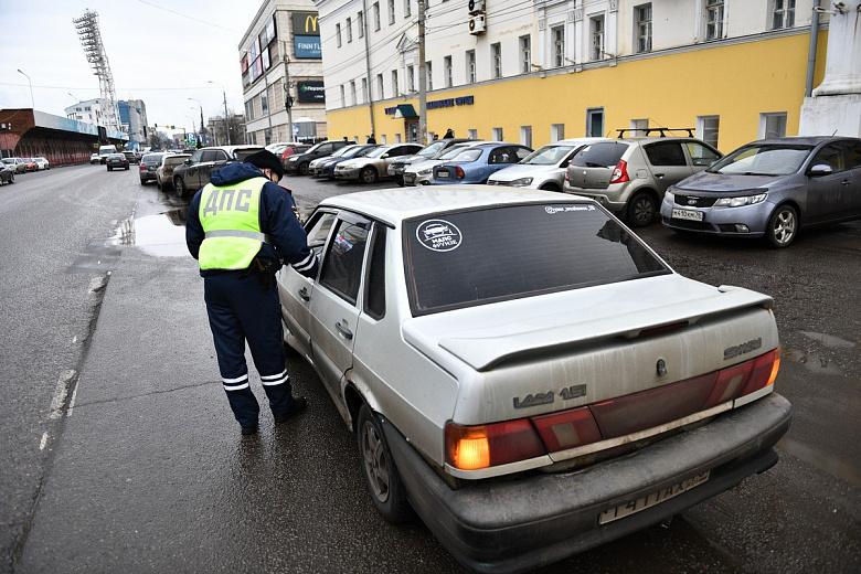 Сотрудники ГИБДД оштрафовали 60 водителей, припарковавшихся в неположенном месте у «Ауры»