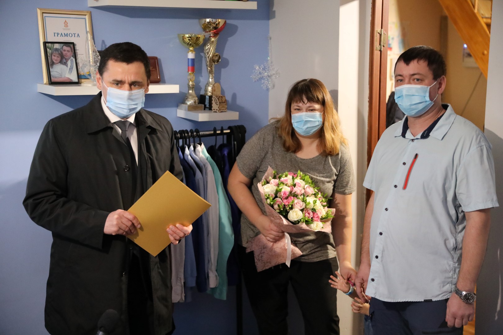 Запустил чудомобиль: многодетные семьи области получат подарки от Дмитрия Миронова