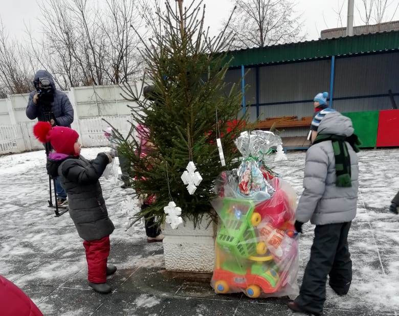 В Петровский детский дом привезли живую елку