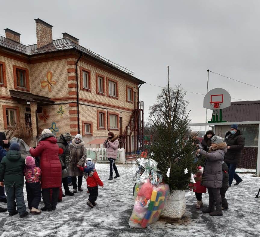 В Петровский детский дом привезли живую елку