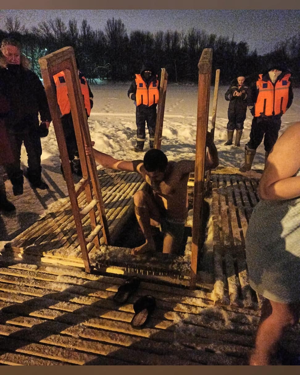 На эти фотографии даже смотреть холодно: как проходят крещенские купания в Ярославле и области
