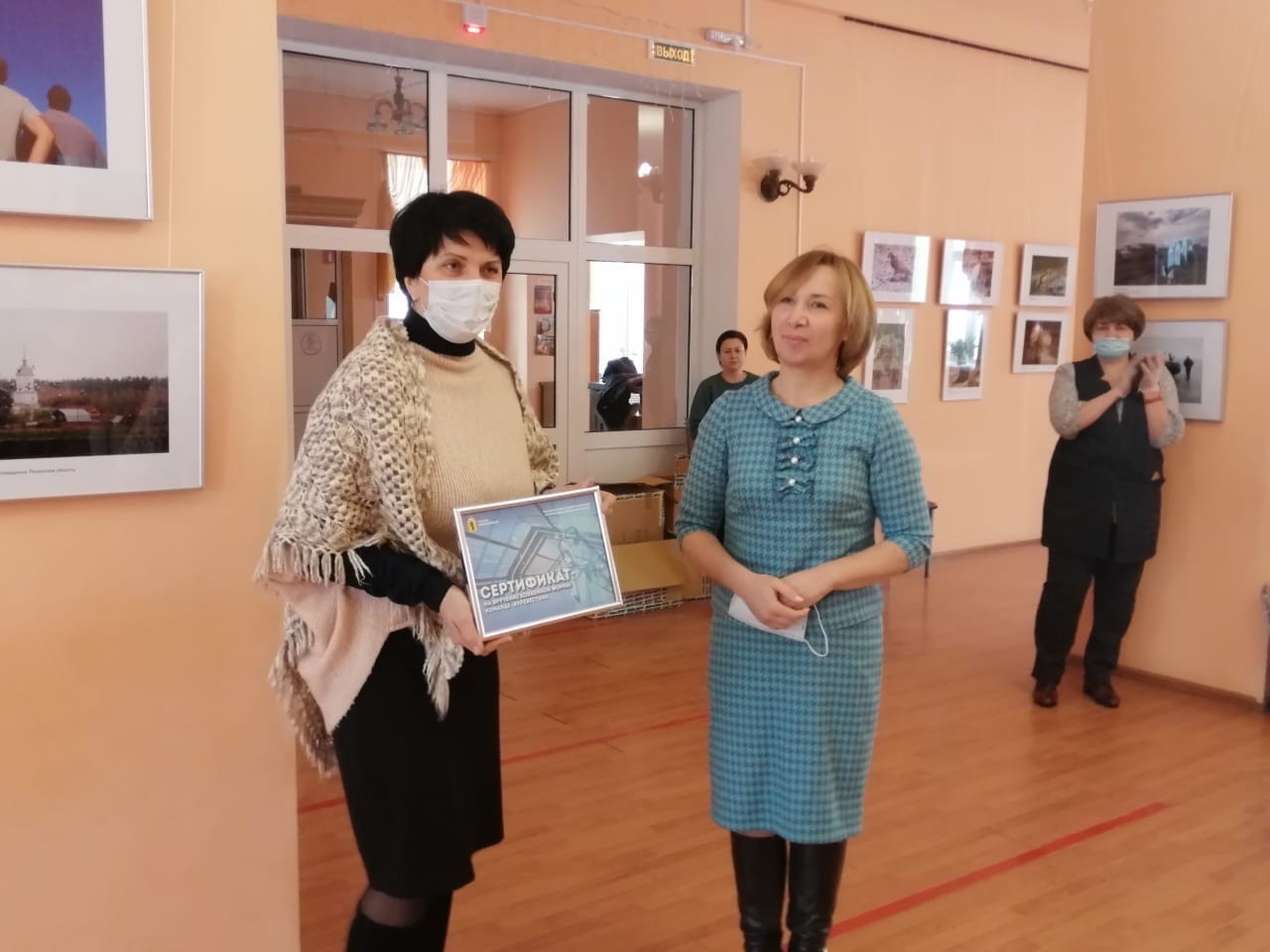 Учащиеся школы поселка Борок получили в подарок от Дмитрия Миронова комплекты настоящей хоккейной экипировки