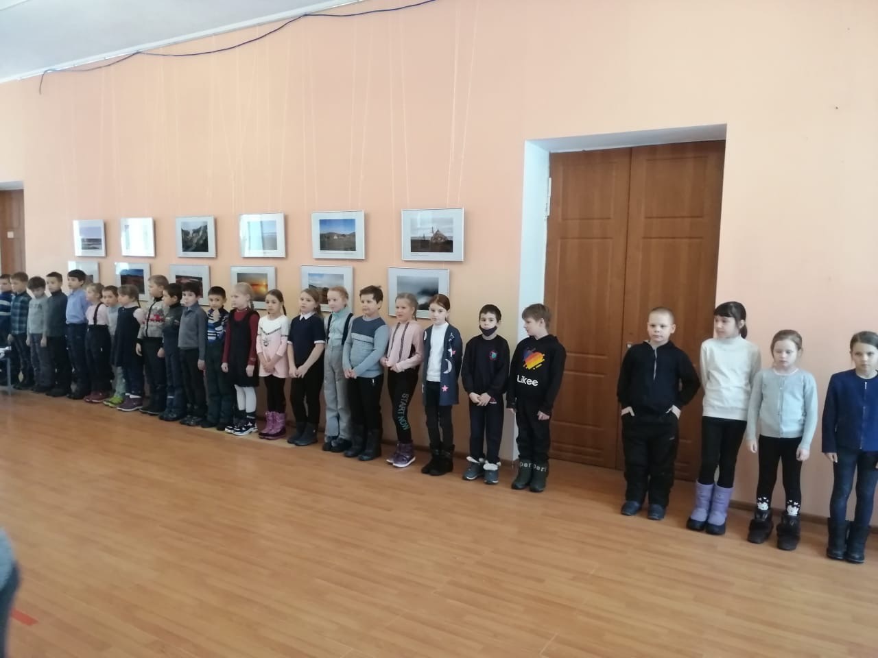 Учащиеся школы поселка Борок получили в подарок от Дмитрия Миронова комплекты настоящей хоккейной экипировки