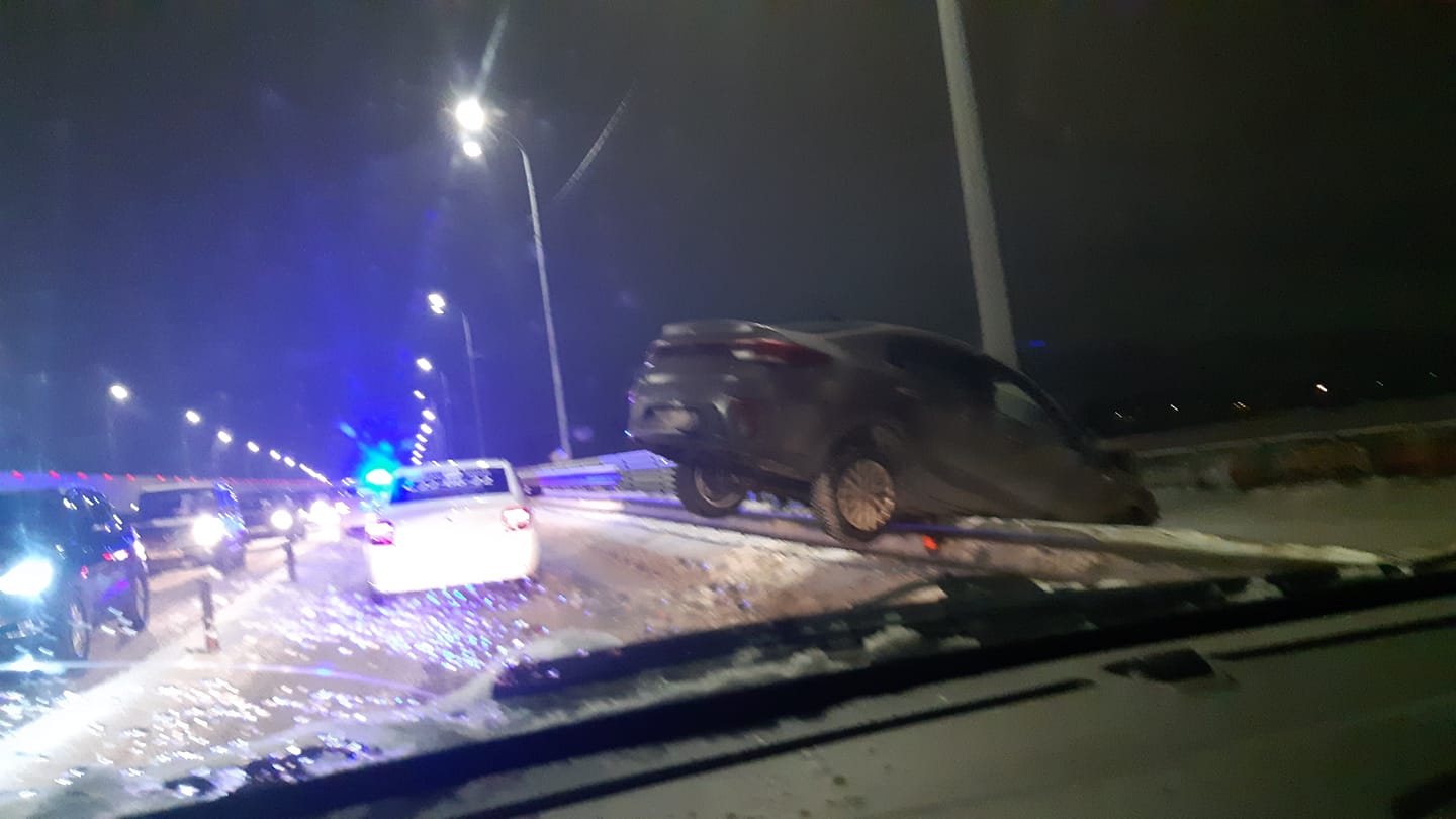 В Ярославле легковушка едва не вылетела с Добрынинского моста
