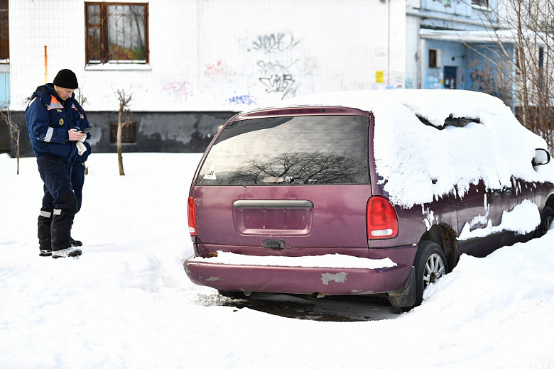 В Ярославле продолжают вывозить с городских улиц брошенные автомобили