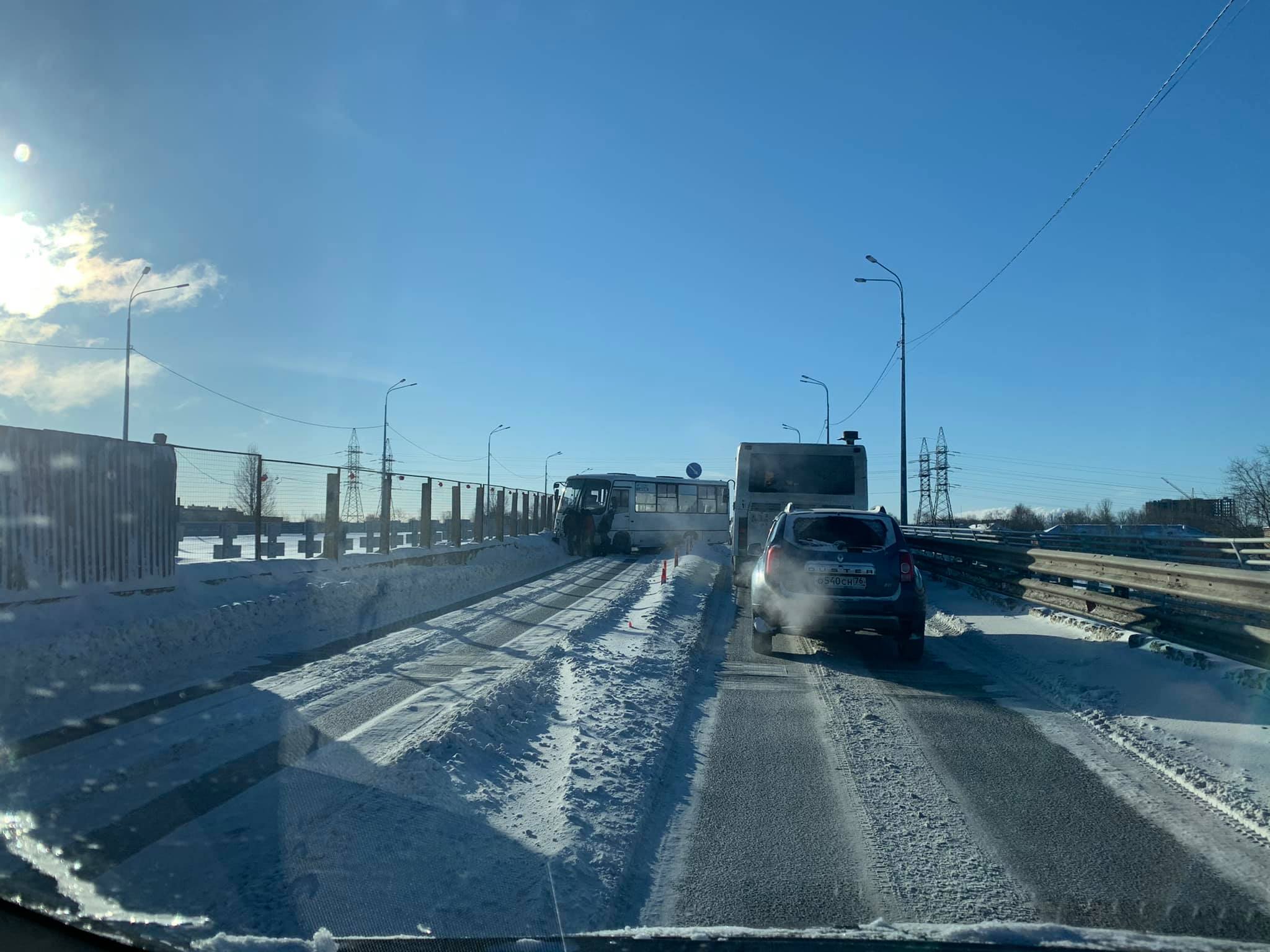 В Ярославле на Добрынинском мосту маршрутку развернуло поперек дороги