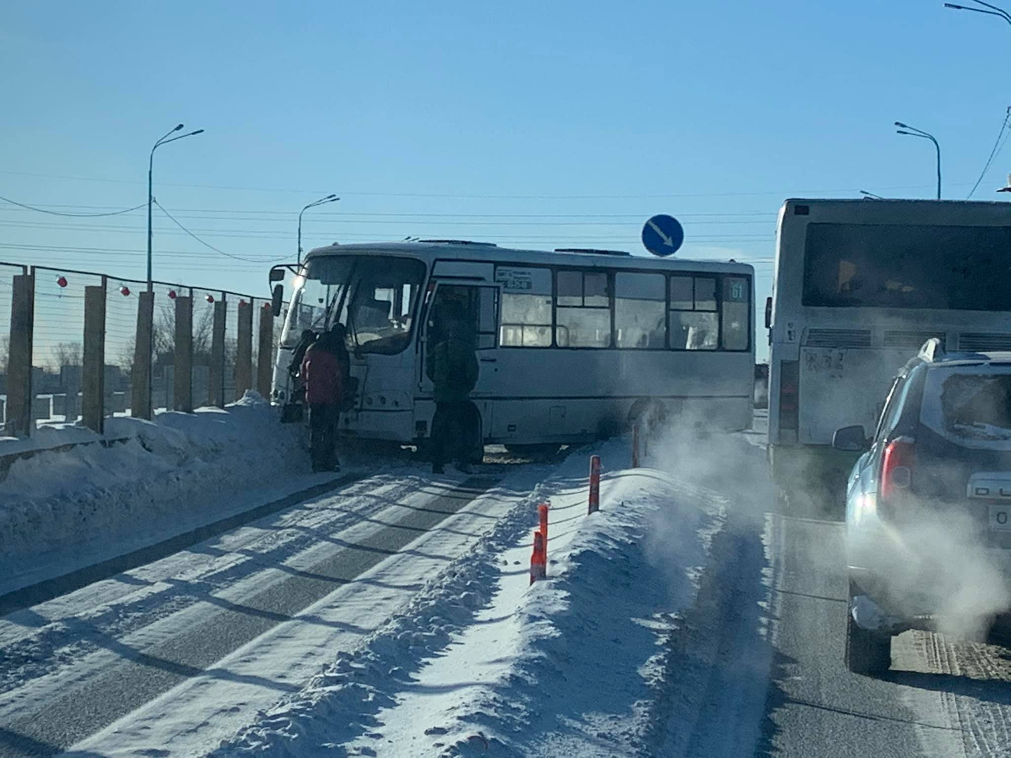 В Ярославле на Добрынинском мосту маршрутку развернуло поперек дороги