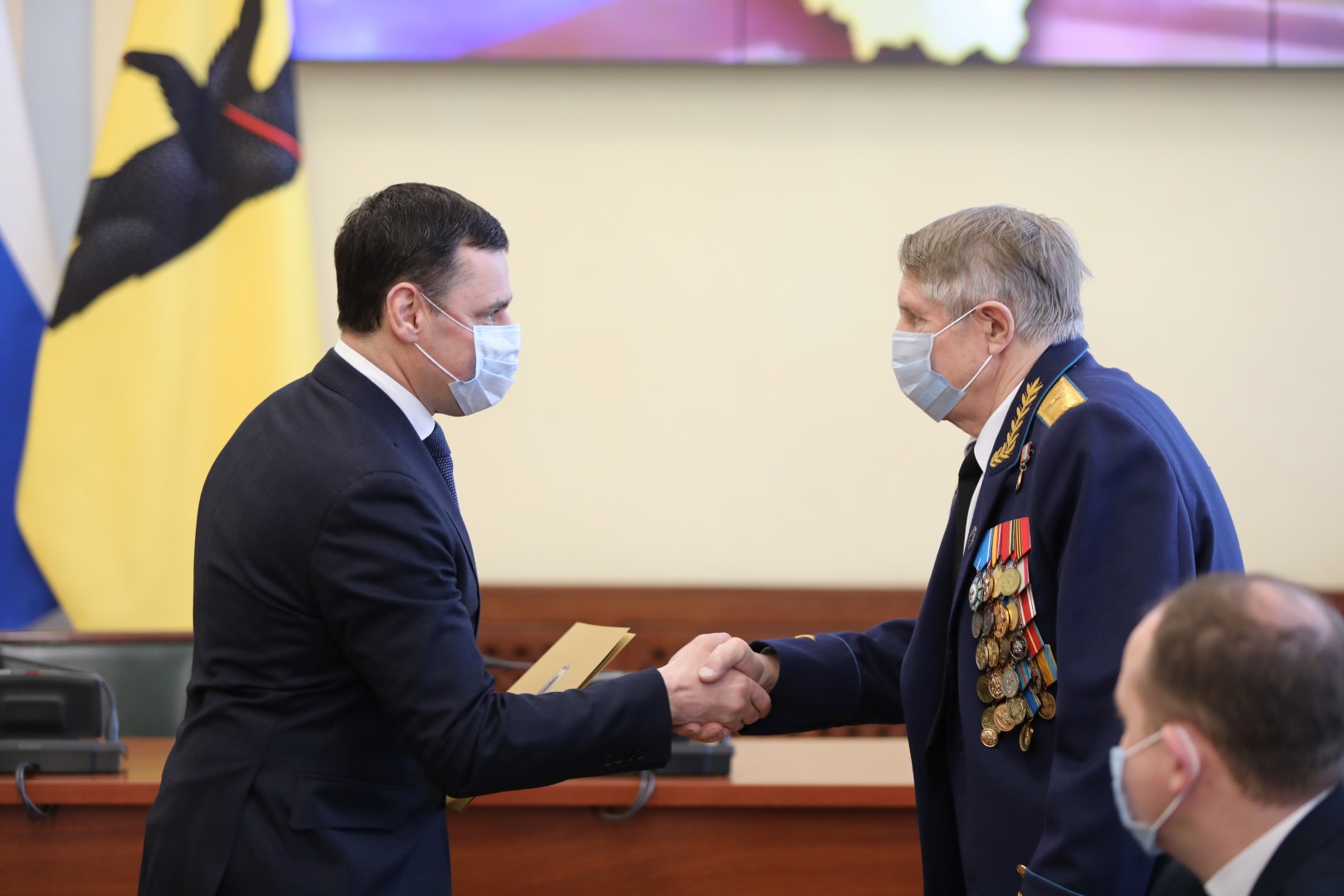 В преддверии Дня защитника Отечества Дмитрий Миронов наградил военнослужащих