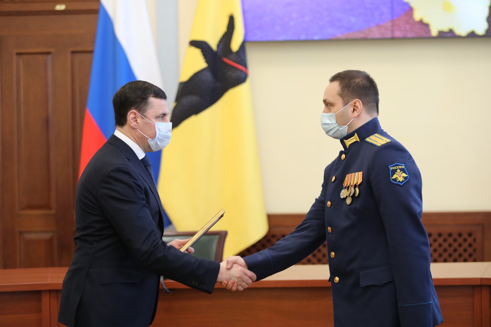 В преддверии Дня защитника Отечества Дмитрий Миронов наградил военнослужащих