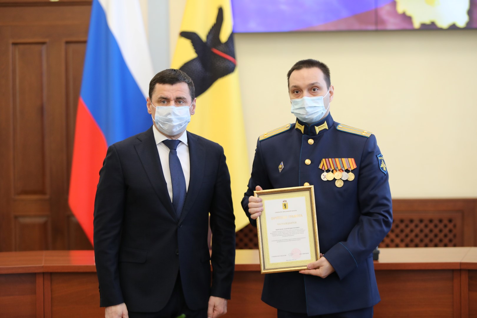 В преддверии Дня защитника Отечества Дмитрий Миронов наградил военнослужащих